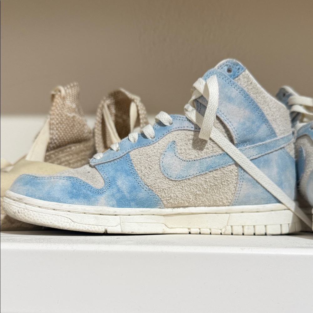 Nike Women's Light Blue and White Athletic Sneakers